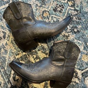 Super comfortable and in great condition. Only worn a handful of time.